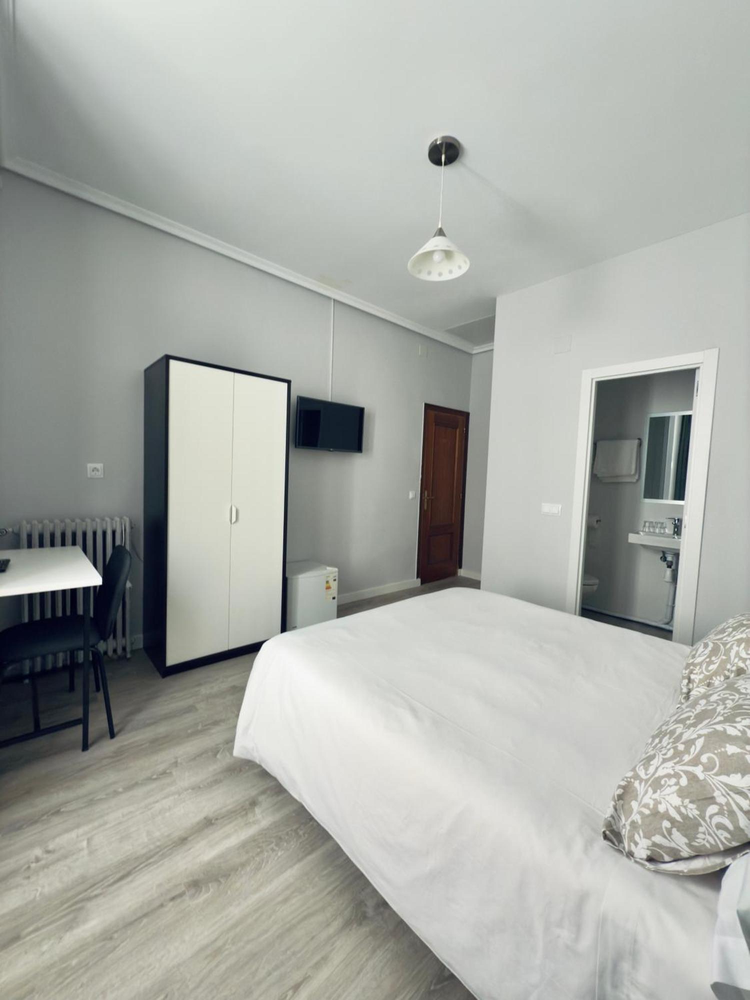 Hostal Conde De Alba Madrid Exterior foto