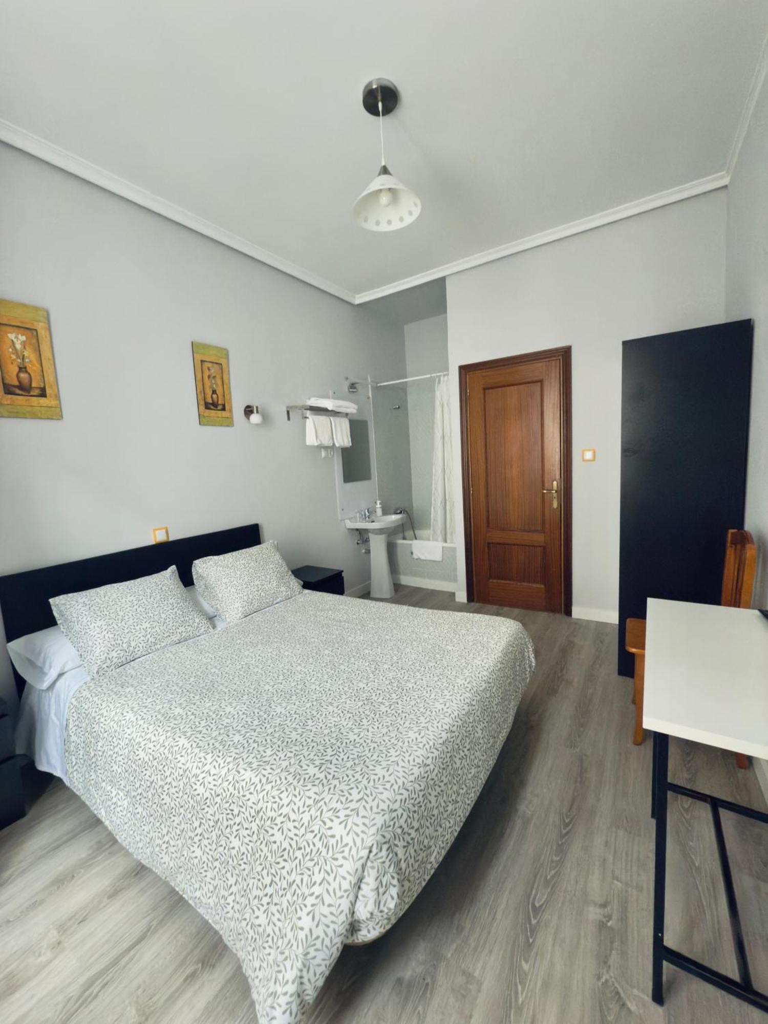 Hostal Conde De Alba Madrid Exterior foto