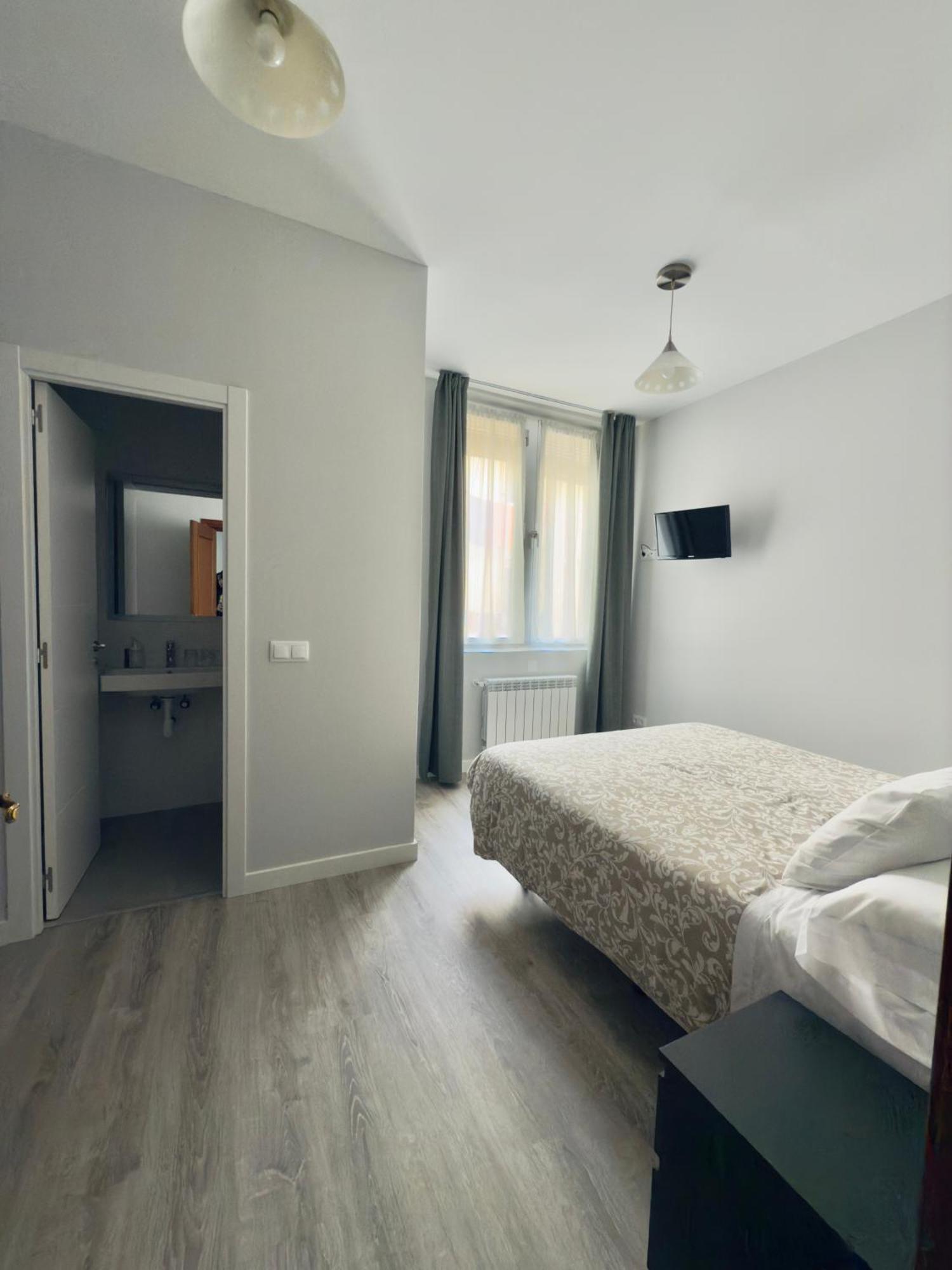 Hostal Conde De Alba Madrid Exterior foto