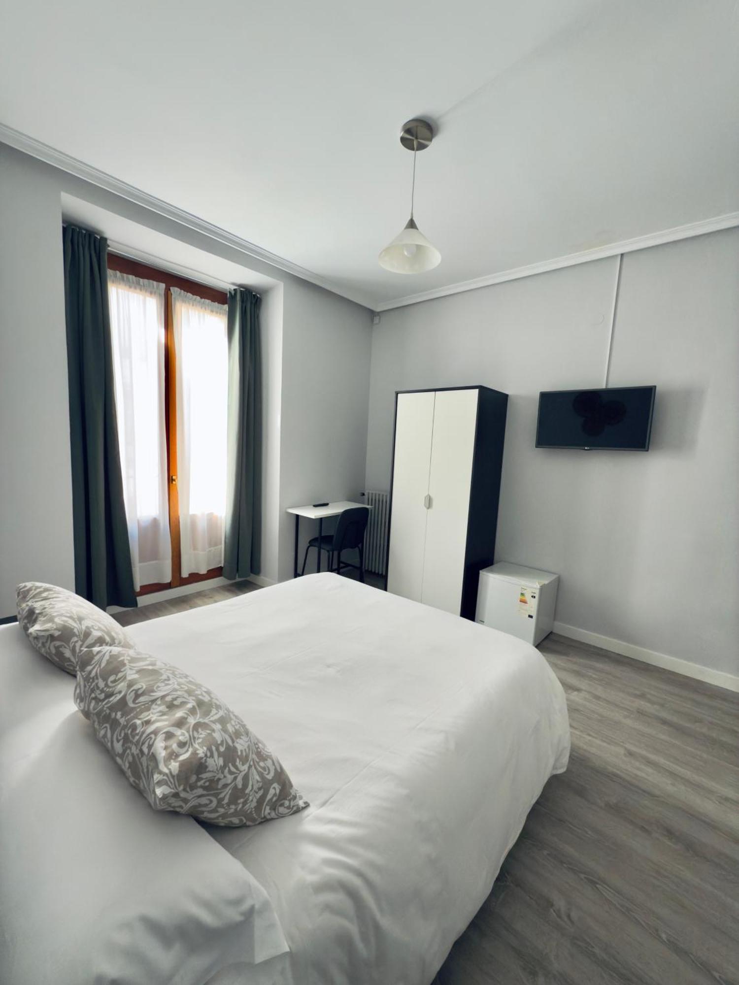 Hostal Conde De Alba Madrid Exterior foto