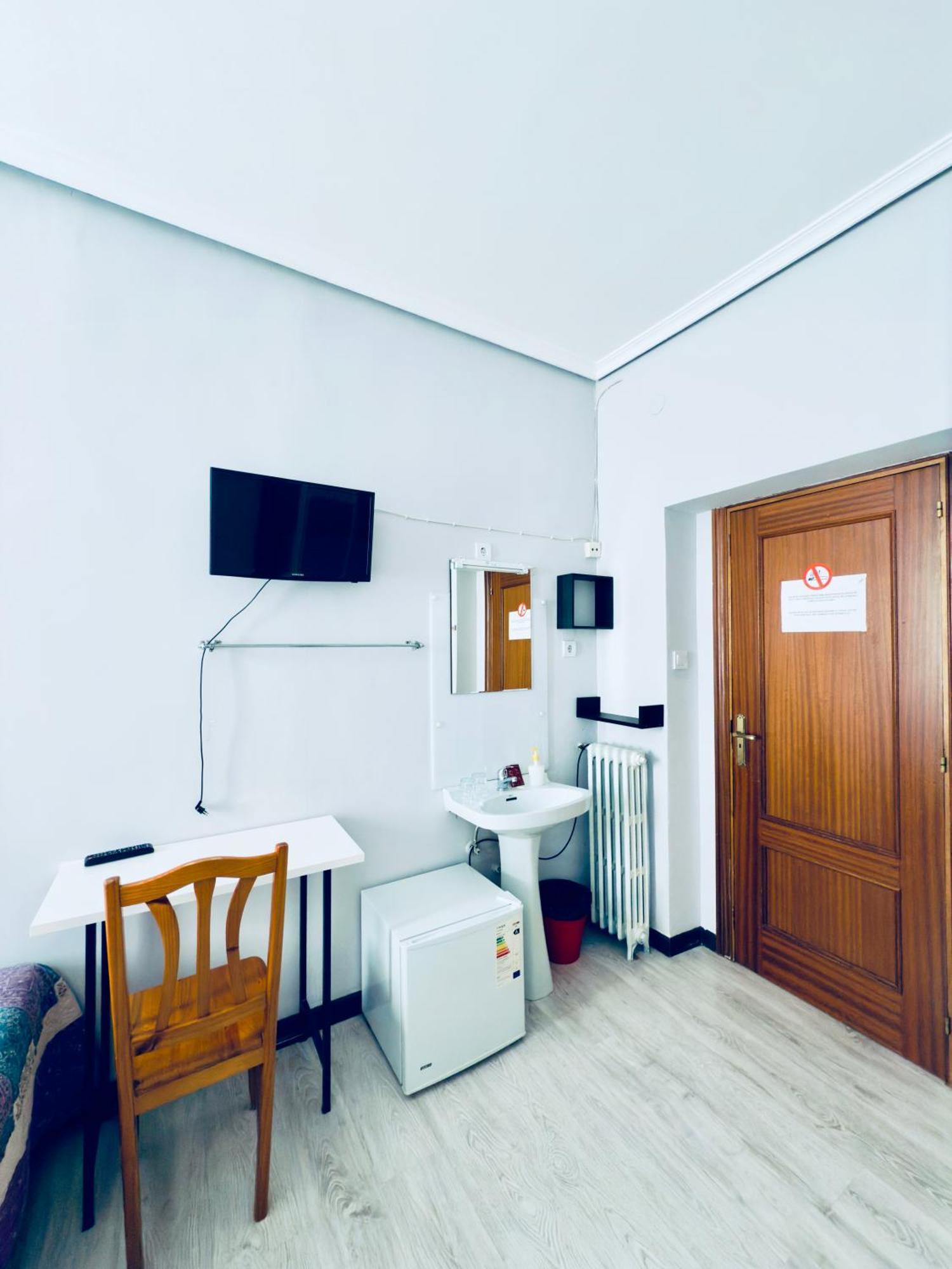 Hostal Conde De Alba Madrid Exterior foto