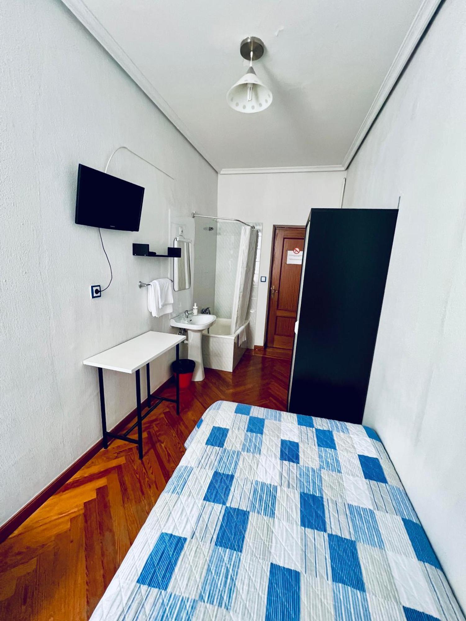 Hostal Conde De Alba Madrid Exterior foto