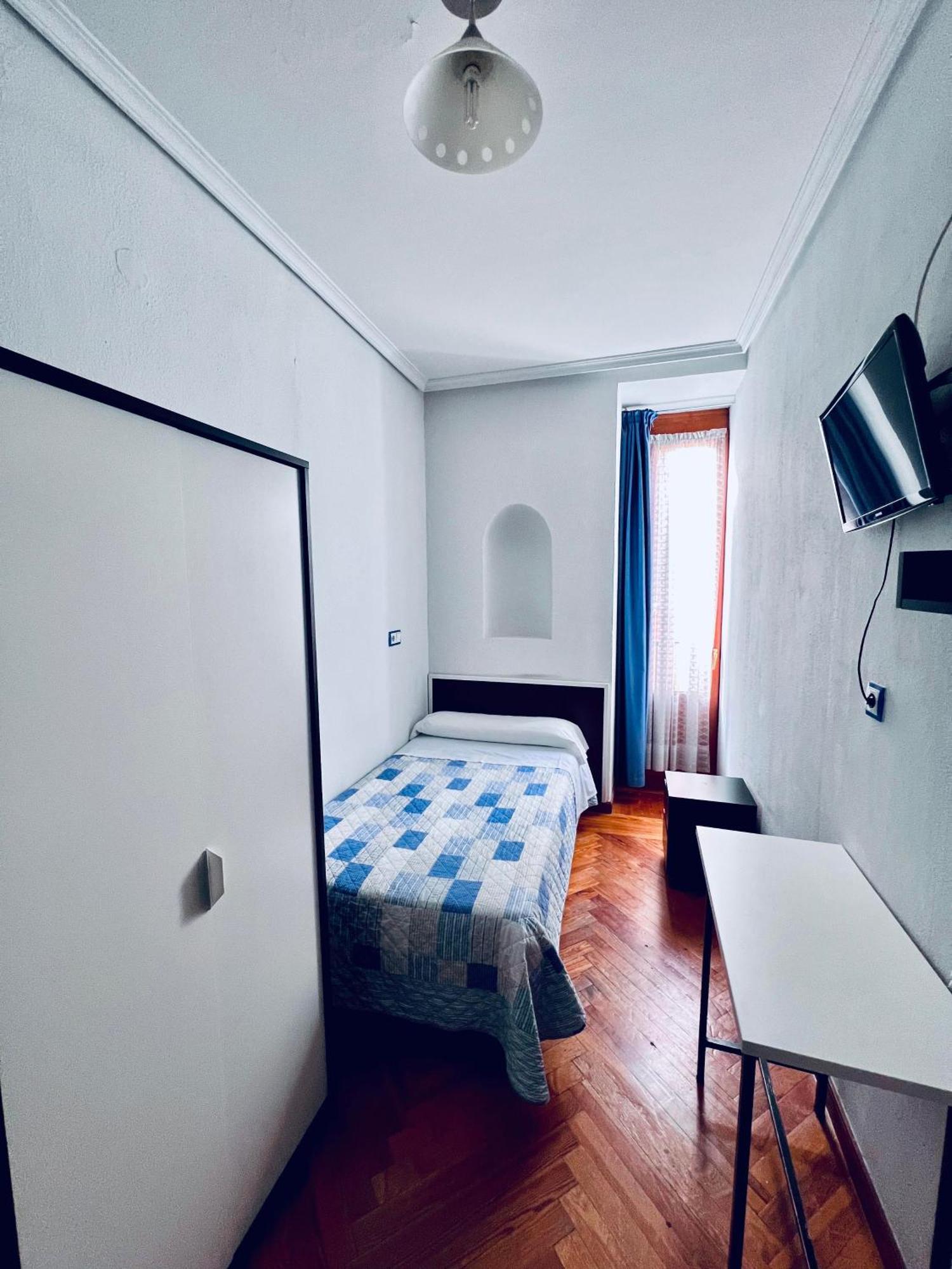 Hostal Conde De Alba Madrid Exterior foto