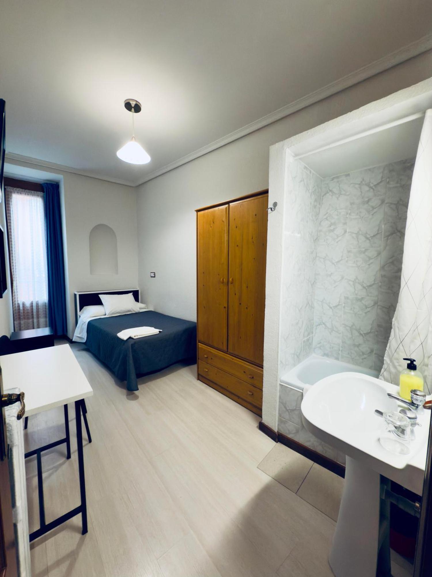 Hostal Conde De Alba Madrid Exterior foto