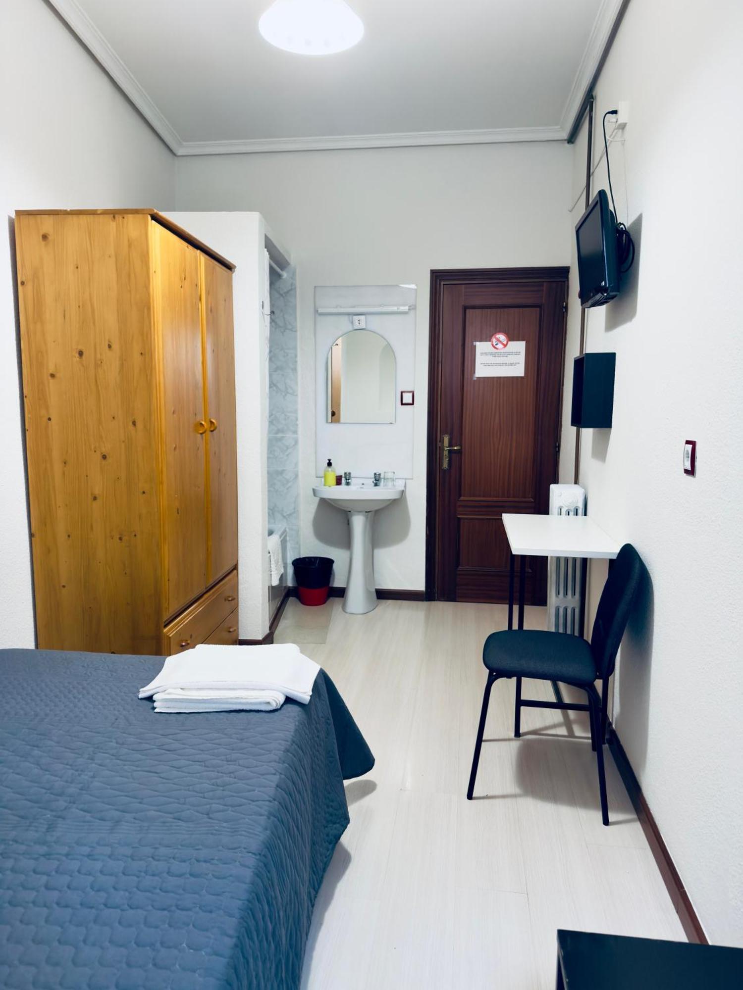Hostal Conde De Alba Madrid Exterior foto